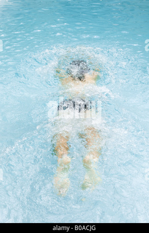 Mann unter Wasser schwimmen im Pool, erhöhte Ansicht Stockfoto