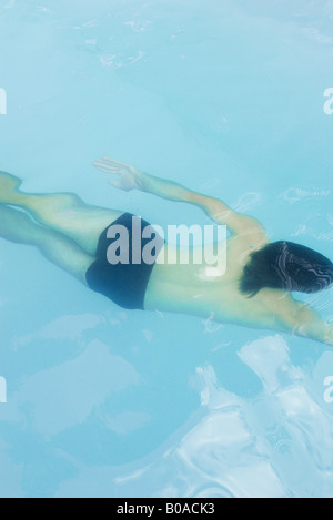 Mann, Schwimmen unter Wasser im Schwimmbad, erhöhte Ansicht Stockfoto