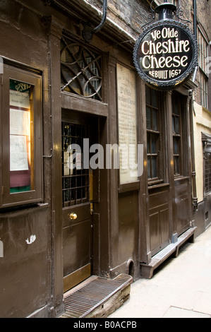 Ye Olde Cheshire Cheese, ein altes Pub in London, England Stockfoto