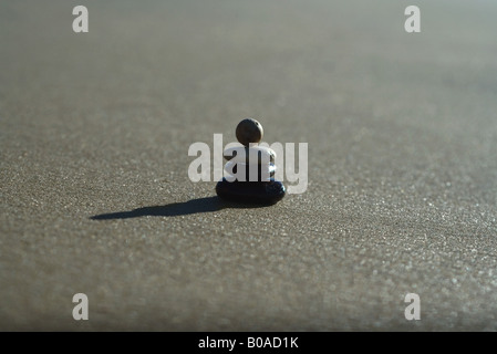 Kieselsteine am Strand gestapelt Stockfoto