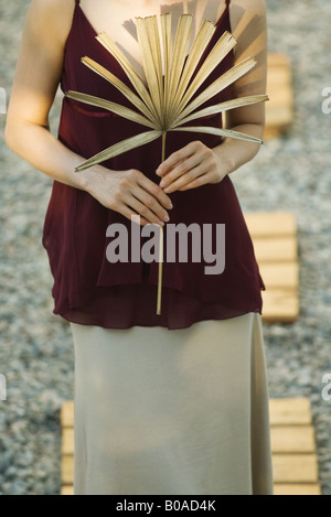 Frau mit getrockneten palm Blatt beschnitten Ansicht Stockfoto