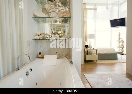 Luxus Hotel-Badezimmer mit großer Badewanne, Schlafzimmer im Hintergrund Stockfoto