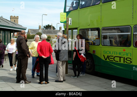 Southern Vectis Double Decker Bus und warten Passagiere Yarmouth Isle Of Wight England UK Stockfoto