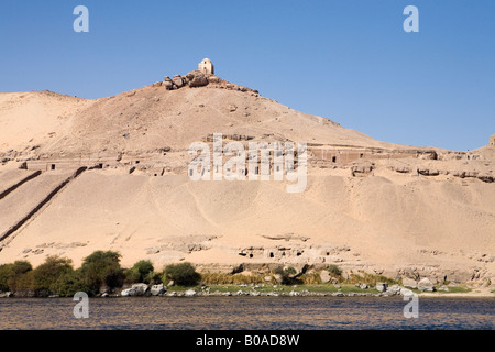 Segeln auf dem Nil in der Nähe von den Adligen Gräbern, Aswan Oberägypten Stockfoto