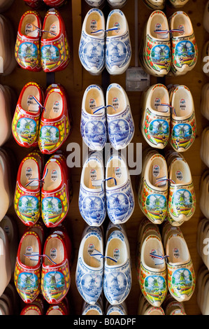 Amsterdam, clogs Schuhe zu verkaufen in einem Souvenirladen in Damrak Straße Stockfoto