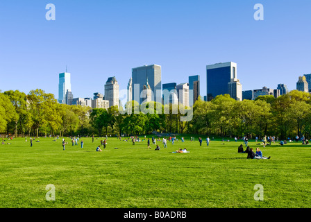 New York City. Central Park im Frühling auf der Schaf-Wiese mit Blick auf die Skyline von Midtown Manhattan. Stockfoto