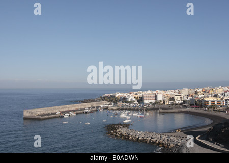 Am frühen Morgen mit Blick auf die neuen Strand, den Hafen und das Dorf von Playa San Juan Teneriffa Kanarische Inseln Spanien Stockfoto