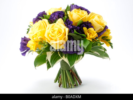 Ein Bouquet von arrangierten Blumen gelbe Rosen Teehybride rose und gelbe Freesie Knospen Stockfoto