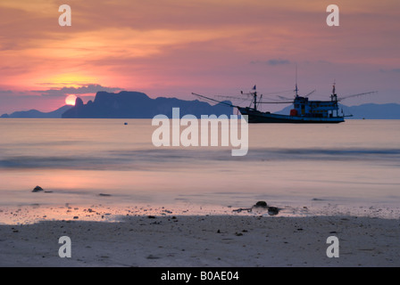 Sonnenuntergang am Klong Muang Beach, Krabi, Thailand Stockfoto