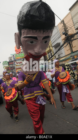 Mann in Thailand, Khao San Straße Parade, riesige Maske, Songkran Festival (thai Neujahr) Stockfoto