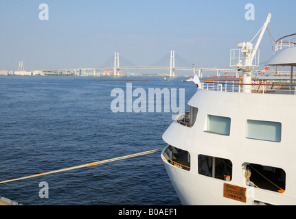 Ein kreuzfahrtschiff vor der Bay Bridge, Yokohama JP Stockfoto