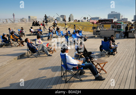 Die Menschen genießen Sie die frühlingssonne am Osanbashi Pier Subzero Cafe, Yokohama JP Stockfoto