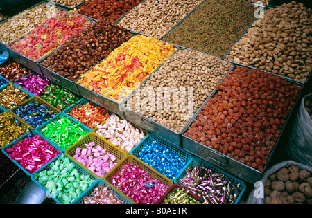 2. Juli 2006 - Markt getrocknete Früchte und Süßigkeiten zum Verkauf an Kashgars Sonntag in der chinesischen Provinz Xinjiang. Stockfoto