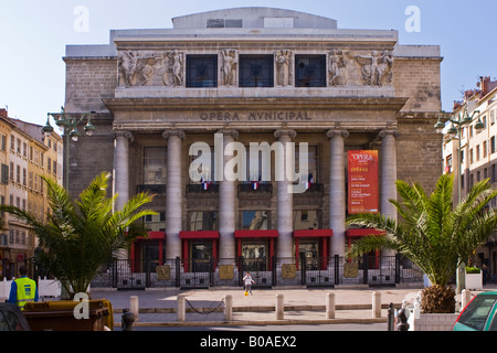 Kinder spielen Fußball vor dem Grand Théâtre, Marseille, Bouches du Rhône, Frankreich, Europa Stockfoto