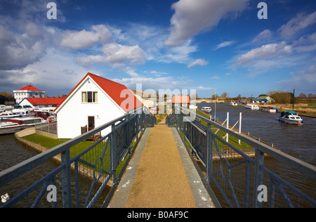 Ein Blick auf Potter Heigham zeigt den Fluß Thurne auf der rechten Seite und Herbert Woods Werften auf der linken Seite, Norfolk Broads Stockfoto