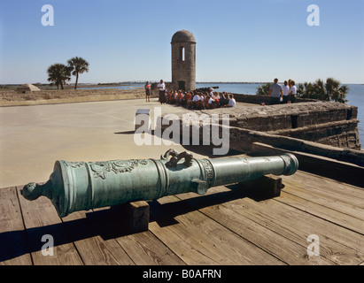 16. Jahrhundert spanische Kanone bewacht die Ansätze zur Hostoric Castillo de San Marcos National Monument in St. Augustine, FL Stockfoto