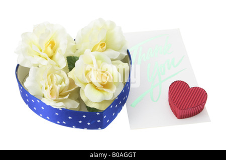 Gruß-Karte und gelben Rosen in Geschenkboxen Stockfoto