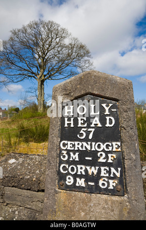 Original alte Meilenstein zeigt neben einem 5 historischen Coaching route Straße nach Holyhead, gebaut von Thomas Telford. Cerrigydrudion Conwy in Wales GROSSBRITANNIEN GROSSBRITANNIEN Stockfoto