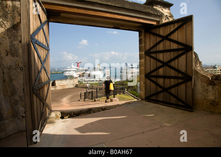 Hafen Sie mit Kreuzfahrtschiff von El Morro Festung San Juan Puerto Rico aus gesehen Stockfoto