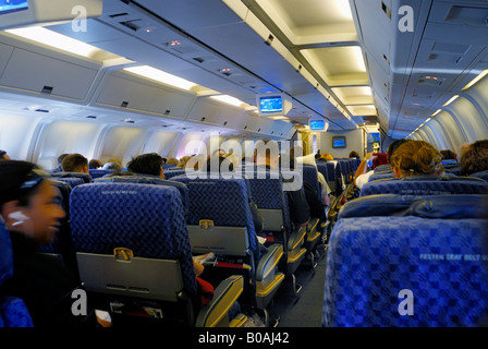 Passagiere fliegen einer Boeing 767 Stockfoto
