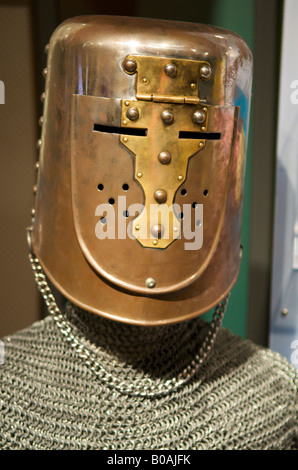 Metall mittelalterlichen Helm und Kettenhemd auf dem Display an das Pacific Science Center, Seattle, Washington, Vereinigte Staaten von Amerika Stockfoto