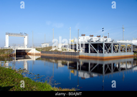 Wasser-Kontrollstrukturen entlang der Kanäle in den Everglades von Florida USA Stockfoto