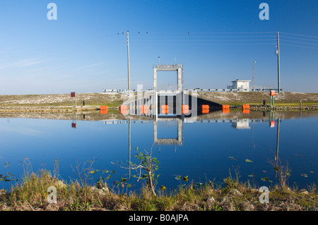 Wasser-Kontrollstrukturen entlang der Kanäle in den Everglades von Florida USA Stockfoto