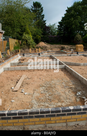 Aufbauend auf einem Streifenfundament Stockfoto