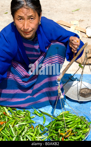 Frau mit einem Gewicht von Chilis in Paro Sonntagsmarkt, Bhutan Stockfoto