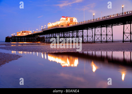 Worthing Pier Nacht Zeit Reflexion Sussex England Großbritannien UK Stockfoto