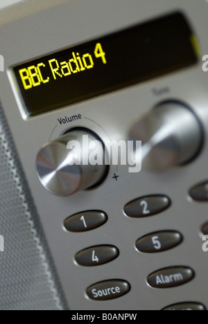 DAB Digitalradio Nahaufnahme mit Sendernamen angezeigt Stockfoto