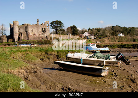 Laugharne Castle mit Booten im Vordergrund Stockfoto