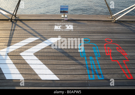 Wegbeschreibungen zu den Toiletten an Osanbashi Pier, Yokohama JP Stockfoto