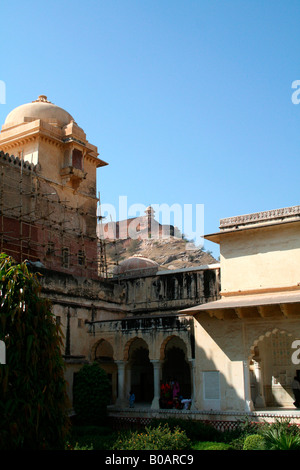 Gerüstbau in Amber Palace Jaipur, renoviert wird - die berühmte Festung auf einem Hügel im Hintergrund zu sehen. Stockfoto