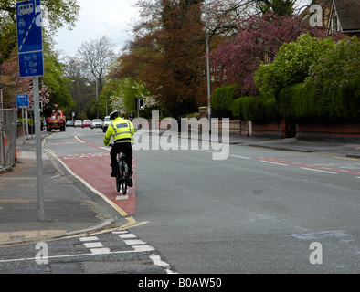 Gemeinschaft Unterstützung Polizist mit Radweg Stockfoto