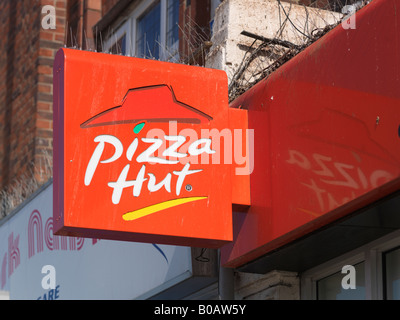 Pizza Hut-Schild und Anti Vogel Metall-Spikes, Vögel landen zu stoppen Stockfoto