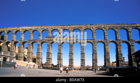 Römisches Aquädukt von Segovia Aquädukt im Frühling Sonnenschein Panoramafoto Kastilien Spanien Europa Stockfoto