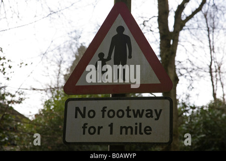 UK-Straßenschild: Fußgänger auf der Straße, kein Fußweg, Surrey, England. Stockfoto