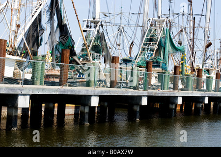 Angelboote/Fischerboote mit Fischernetzen und Masten von einer erhöhten dock neben ruhigem Wasser in Mayport, Florida Stockfoto