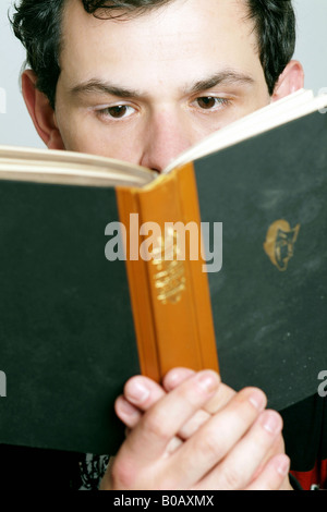 Man liest ein Buch Stockfoto