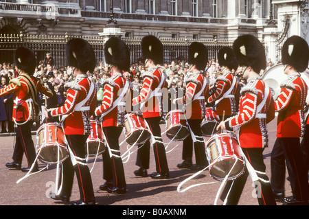 Grenadier Guards marschieren zum Buckingham Palace London England UK Zeremonie feierliche einheitliche britische Armee Bärenfell Schlagzeug Stockfoto