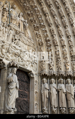 Fassade der Kathedrale Notre Dame in Paris Stockfoto