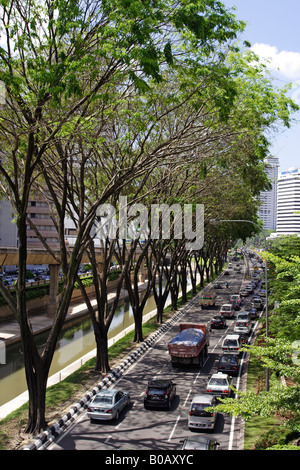 Von Bäumen gesäumten Straße in Kuala Lumpur, Malaysia. Stockfoto