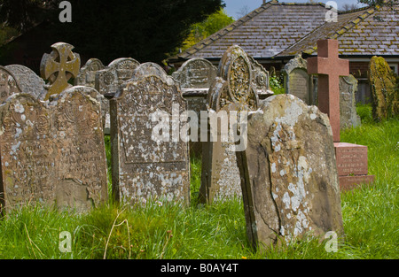 Grabsteine auf dem Friedhof der St. Michael Kirche im Dorf der Ewyas Harold South Herefordshire England UK Stockfoto