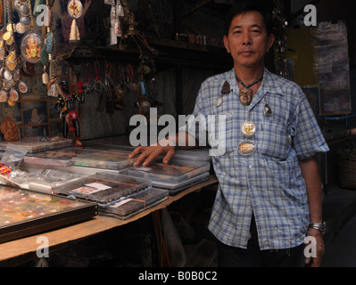 Mann mit Amulette um den Hals, posieren, Amulett-Markt, Bangkok, thailand Stockfoto