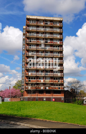 Hochhaus-Hochhaus im Bereich sozial benachteiligten Beswick des East Manchester renoviert werden. Stockfoto