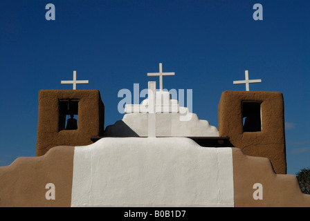 Alte Adobe Kirche mit weißen kreuzen in den Martinez Hacienda Taos New Mexico USA Stockfoto