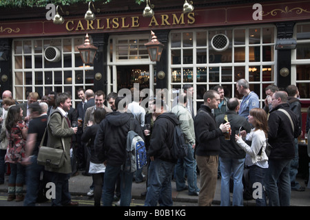 Die Carlisle Arms Pub in Soho in London, Bateman Street Stockfoto