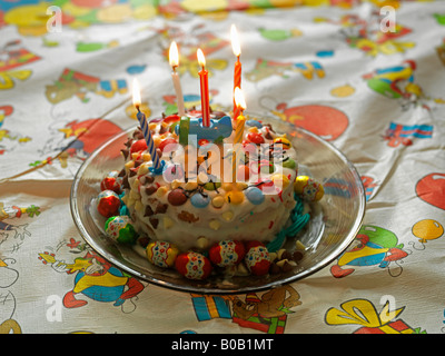 Geburtstag Kuchen verziert von Kindern im Alter von vier und zwei Stockfoto