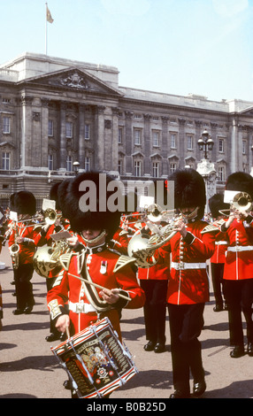 Coldstream Guards Buckingham Palace London England Prunk rote Tuniken Bärenfellmützen band Schlagzeug Militäruniformen UK tourist Stockfoto